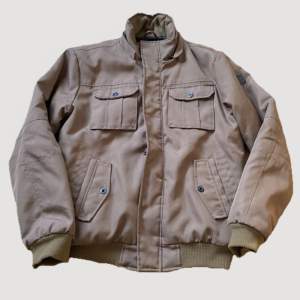 brun vintage jacka ✨passar som en oversize M. pris kan diskuteras 