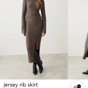 Jersey rib skirt från Gina tricot - Säljer denna långkjol från Gina tricot. Helt oanvänd och endast testad. Säljer den för 200 kr + frakt. Pris kan diskuteras🫶