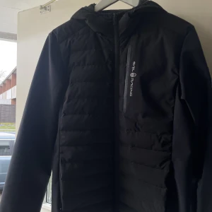 Sailracing jacka - Säljer min killes jacka då den blivit för liten för honom. I använt skickt och endast en liten defekt (tredje bilden). Perfekt vår- och höstjacka. Pris kan diskuteras vid snabbaffär. Köparen står för frakten.