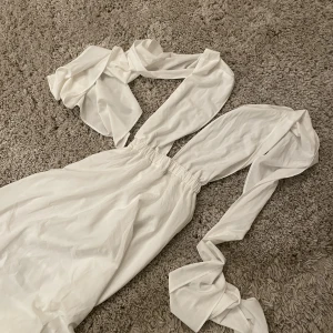 Balklänning - Vit balklänning som aldrig är använd. Det är en multi-klänning som kan användas och knytas på många olika sätt.   Stl S