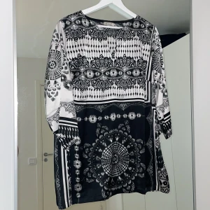 Silkeslen blus - En blus med häftigt mönster i silkeslent material. Strl 40/L. I fint skick 💓