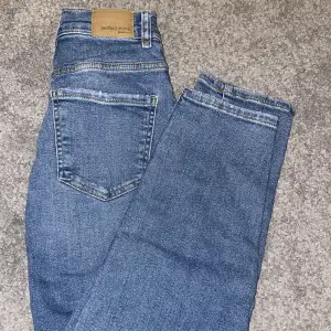 Comfy mom jeans från Gina tricot. Storlek 34. Nyskick 