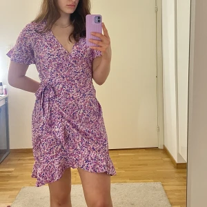 Sommarklänning från Vero moda - En somrig klänning som man kan ha till midsommar eller en fin sommardag 💓Storlek M. I fint skick!