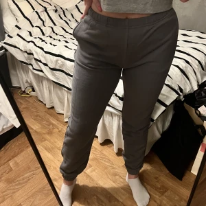 Mjukisbyxor Gina Tricot - Helt nya mjukisbyxor från Gina Tricot med prislappen kvar! Supersköna men har redan ett par likadana😍