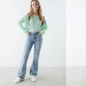 Gina tricot jeans - Väldigt fina och sköna jeans från gina young izaandelle kollektionen.  Storlek 164 passar mig som oftast har xs eller 32 i jeans. Original pris 399 säljer för 200 kr. Köparen står för frakten, skicka för mer bilder 💕❣️