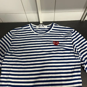 Comme des garcons tröja - I gott skick. Passar dig i storleken L/M. Inköpt runt november 2022