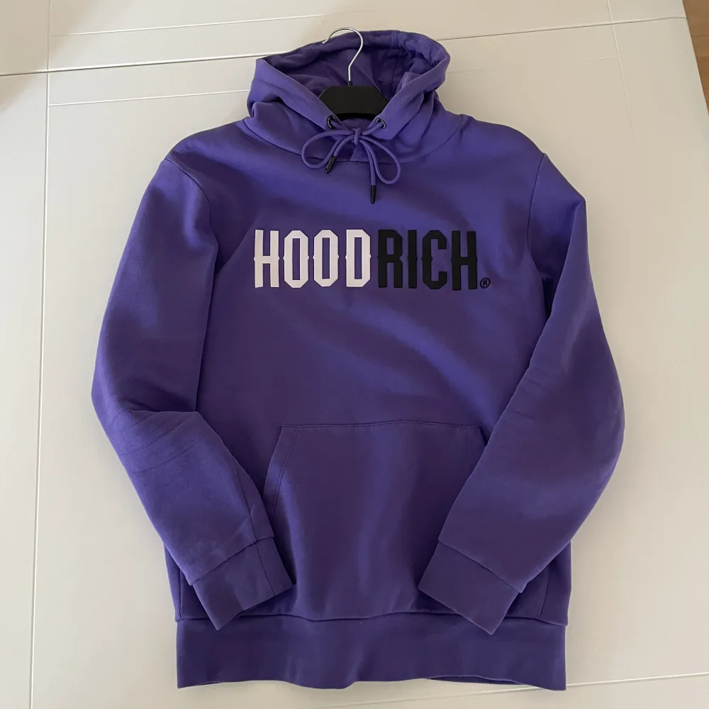 Lila Hoodrich dress. storlek XS på hoodien och storlek S på byxorna. plaggen kan köpas separat om det önskas: Hoodie: 600kr Byxor: 500kr. Hoodies.
