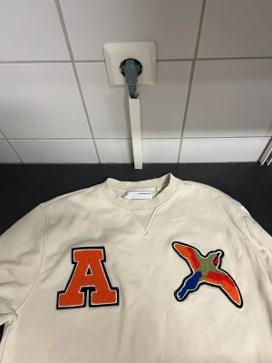 Arigato sweatshirt  - En arigato sweatshirt inköpt 2021. Lite oversized så passar folk mellan m och s i storlek. 