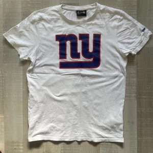 New era NFL New York Giants T-shirt - Bra skick, knappt använd. Strl M. Nypris 349kr.