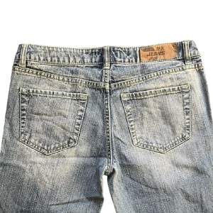 Lågmidjade vintage jeans med snygga gröna sömmar och detaljer, klippta längst ner. Midjemått: 84, Innerben: 77. Säljer eftersom de är för små på mig, tjejen på bilden är 165 cm lång💗