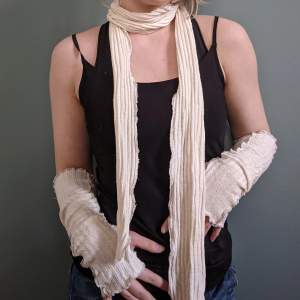 En tunn halsduk/sjal och matchande handledsvärmare.😊