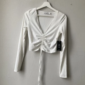 Topp - Vit ribbad topp från NA-KD i storlek S. Fint skick, aldrig använd. 