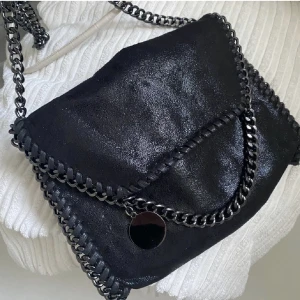 Väska  - En svart liknande Stella McCarteny väska😍. Fint skick. Frakt ingår inte i priset! 