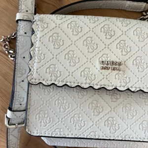 Guess väska  - Säljer den här jättefina väskan ifrån guess💕Man får plats med sin mobil och lite annat. Väskan har inga tecken på användning, hör av dig vid frågor 💕