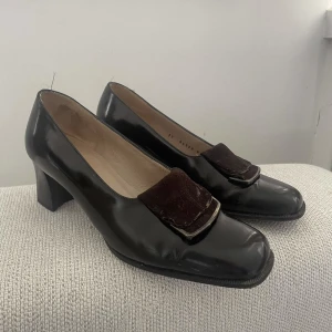 Svarta klackar  - Svarta klackar i storlek 37 köpte secondhand 