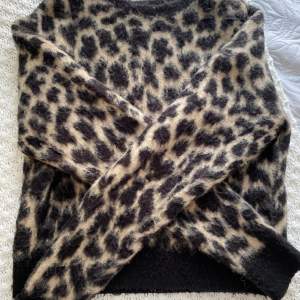 Leopard mönstrad tröja. Aldrig använd, nytt skick. Superfin som man kan styla hursom 