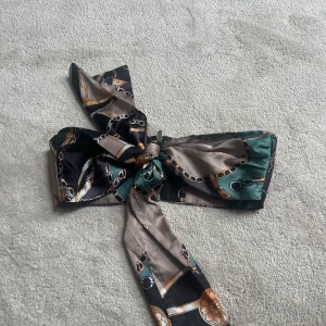 Fest topp - En jättefin bandeau topp frpn sellpy. Tyvärr för lite för mig😩 man kan spänna knytningen hur mycket man vill💕