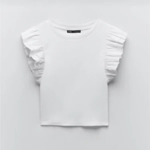 Vit topp - Jättesöt vit topp från zara med volang detaljer🌸stl s 
