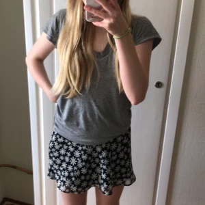 Säljer kjol - En till kjol jag säljer, andvänd flitigt men i bra material. Väldigt liten så därför andvänder jag den inte längre. Skriv om det önskas mer bilder💕