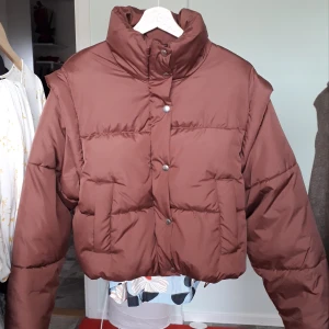 Brun Jacka Ginatricot - Brun jacka från Ginatricot som inte kom till användning som jag hade trott näe jag köpte den ♡ Köparen står för frakt