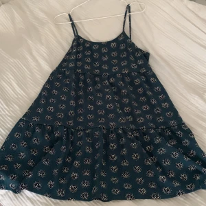 Blommig klänning  - Supersöt blommig klänning med knytning i ryggen från Pull&Bear. Helt oanvänd! 💙