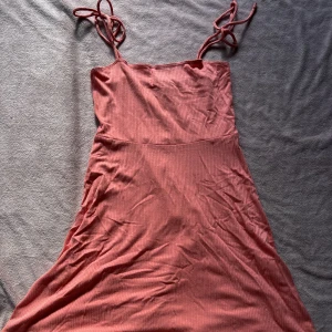 Rosa klänning - Söt sommarklänning som är perfekt till stranden