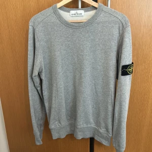 Stone island sweatshirt grå med patch  - Använd fåtal gånger Den är i bra skick Storlek Small Inga skador på patch knappar eller tröjan
