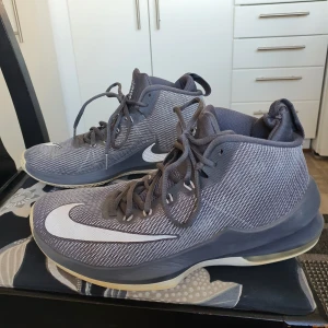 Nike skor - Fina skor, bandet släppt, se sista bilden, inget som påverkar och kan lätt sys igen. 