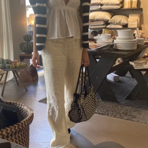 Linnebyxor - Linnebyxor. Köpta här ifrån plick och är i superskick. Storleken skulle jag säga är en s och jag är 166 för preferens. 