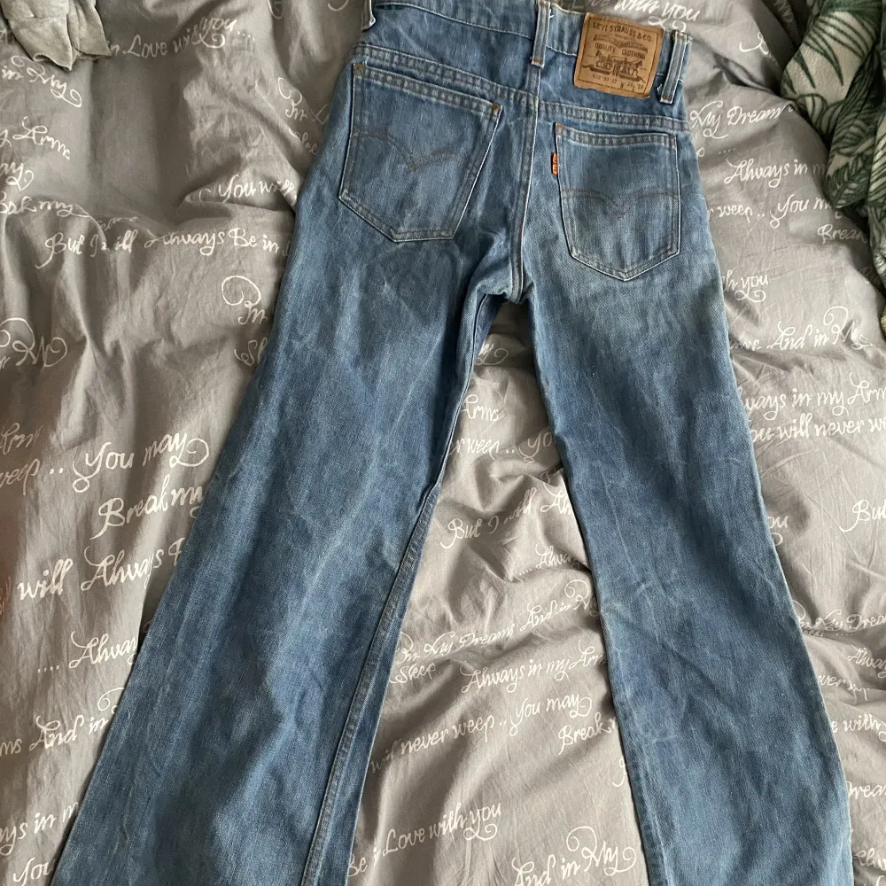 Bootcut levi jeans, säljer då de är för små för mig. Jeans & Byxor.