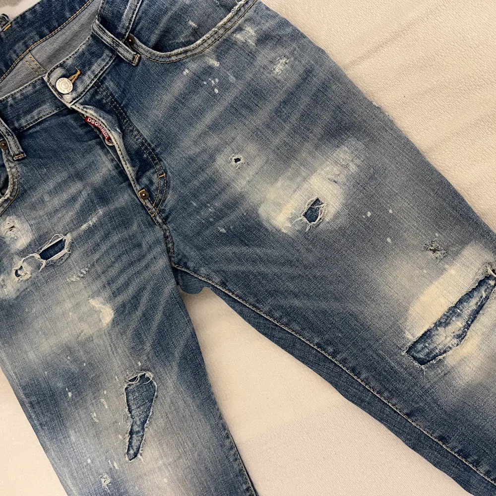 Dsquared2 jeans i mycket bra skick, kvitto medföljer! Storlek 48 i italiensk storlek vilket motsvarar storlek S! Hör av er för mer info. Jeans & Byxor.