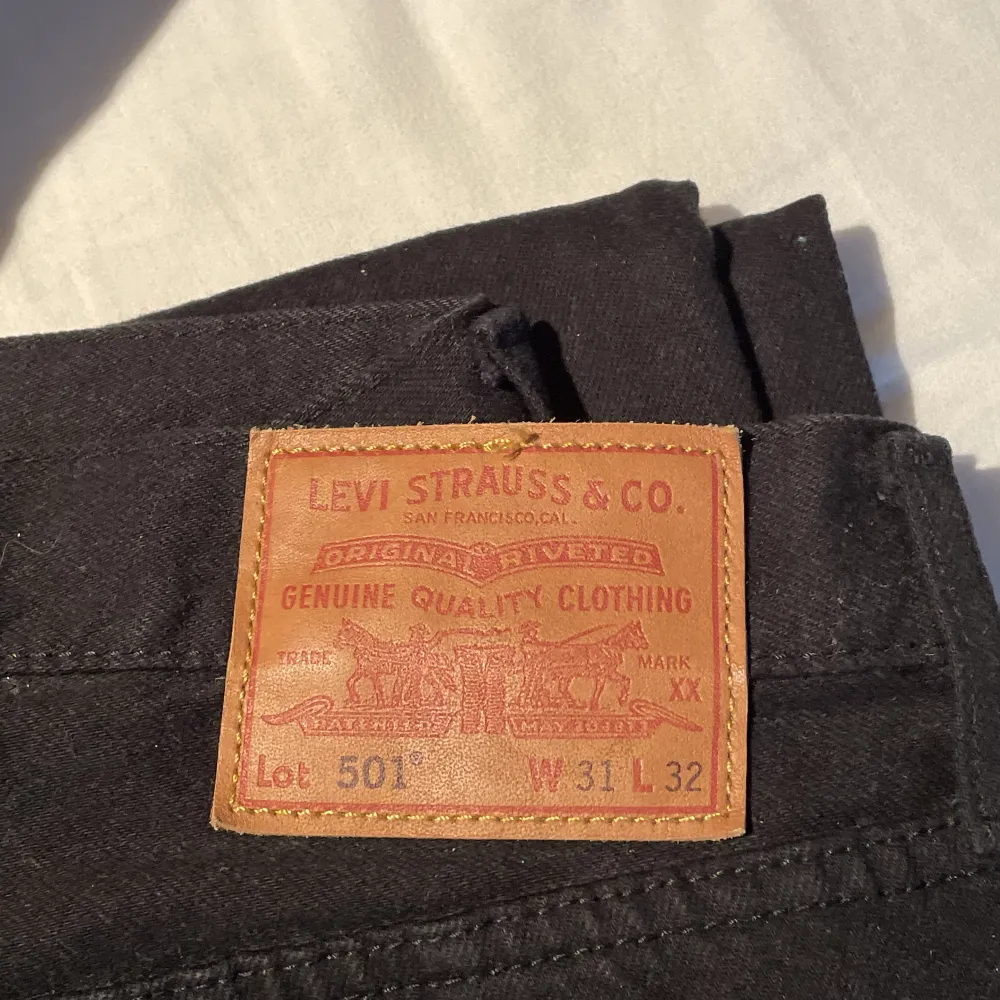 Säljer 2 st svarta Levis 501 Båda jeansen är 9/10 i skick och använda fåtal gånger  1 par för 700 och båda paren för 1200. Jeans & Byxor.