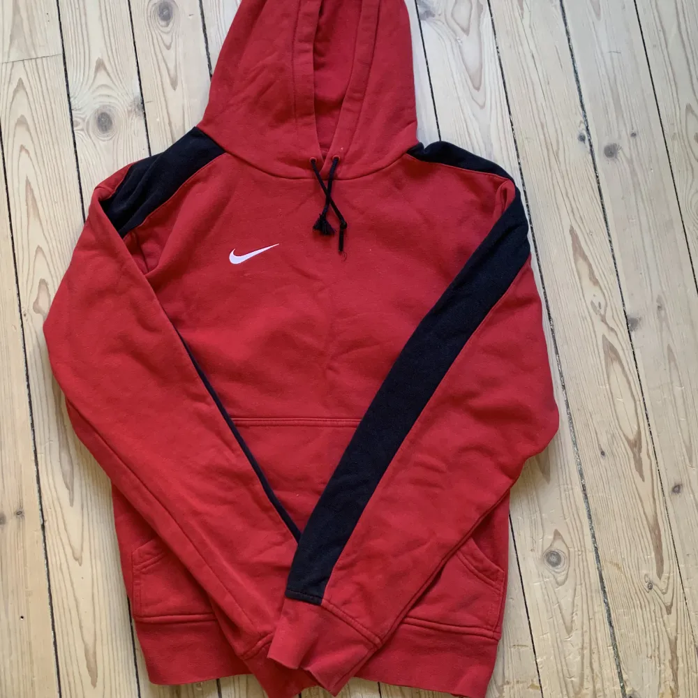 En snygg röd Nike hoodie köpt secondhand. Den är i bra skick och har bra passform . Hoodies.