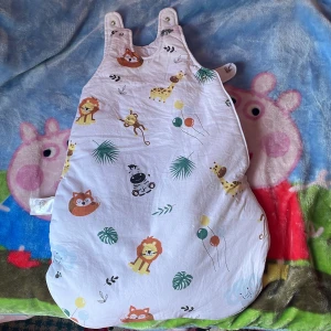 Barn kläder samt sovpåse - Sovpåse tjock  stl 80 180 sek Pojkkläder stl 110  200sek Overall baby röd stl 74 180 sek