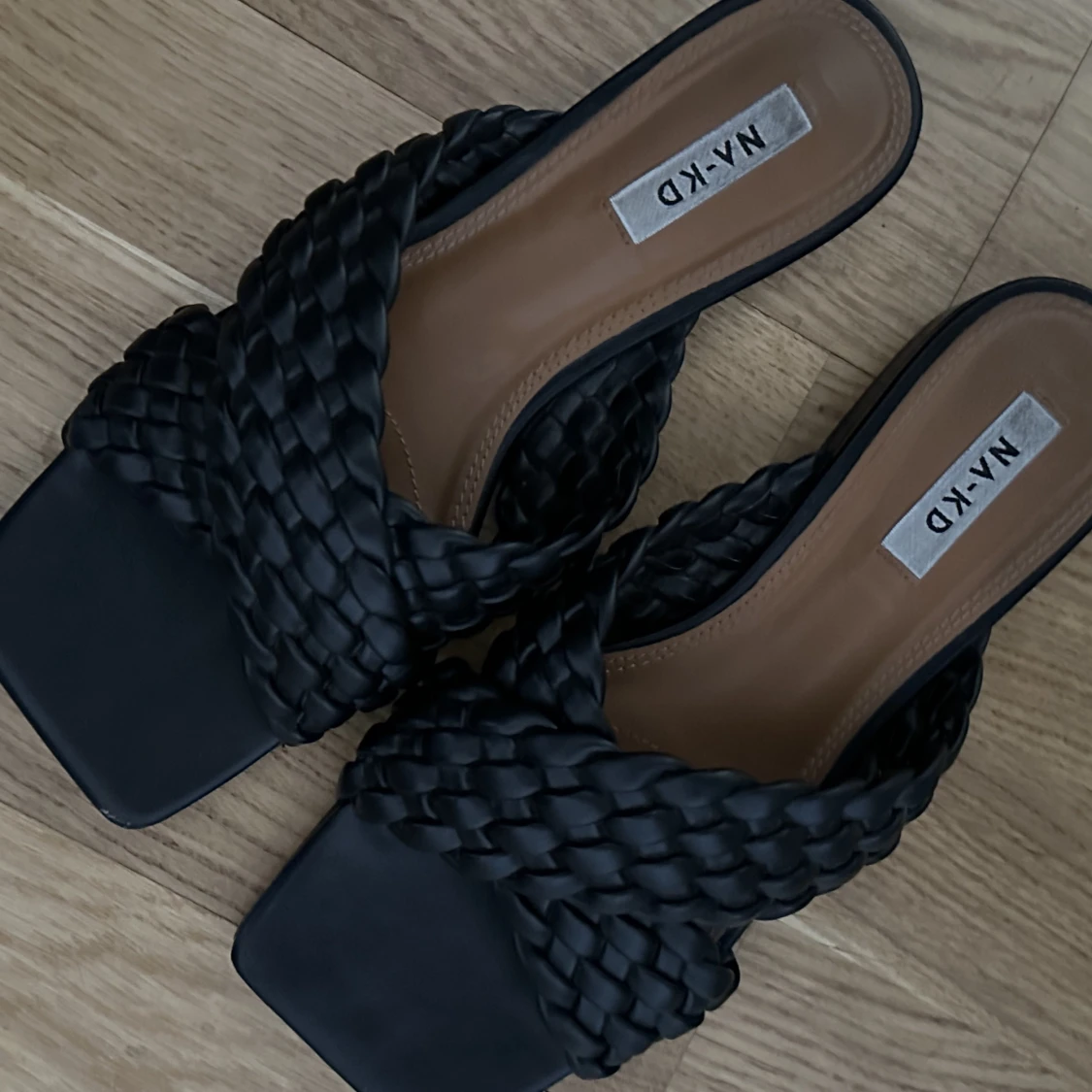 NA-KD Flats Med Korslagda Remmar  - 91