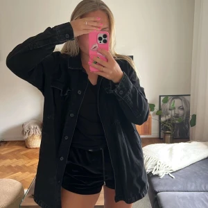 Svart jeansjacka  - Säljer min svarta jeansjacka från h&m som är oversize, färgen är lite mer sotsvart och jätte snygg nu till våren ❤️