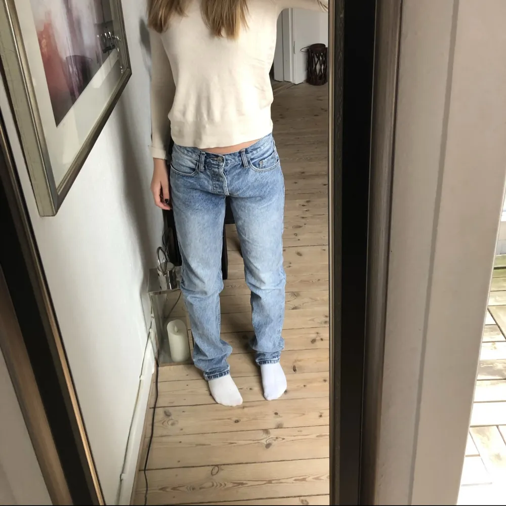 Hej säljer mina riktiga snygga mid waist Brandy Melville jeans ❤️❤️Har tyvärr själv växt ur dem så de är lite korta för mig som är 170  Modellen på jeansen heter Addison jeans. Jeans & Byxor.
