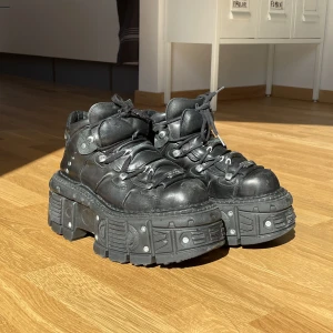 New Rock Skor !!! - Säljer mina New Rocks skor. Köpta för ett år sedan . Använda men ändå i bra skick! Lite slitna på båda tåspetsarna, (men inget jättefarligt) därav nedtaget pris! Nypris ca 3500kr 