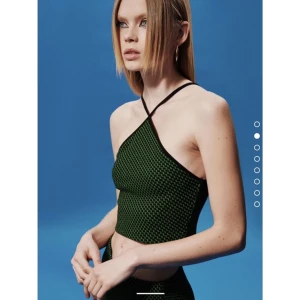 Topp från zara - Fin topp med korsade band framtill. Använd fåtal gånger, fint skick. 