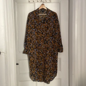 Monki långärmad klänning - Monki skjortklänning brun/svart Strl. S