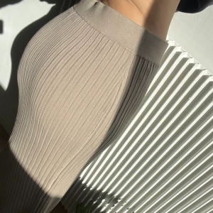 Långkjol, lindex, S - Långkjol från Lindex. Aldrig använd, väldigt fint skick. Kjolen kan se ut att va varm, men skulle säga att den är väldigt luftig i materialet.