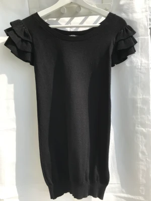Svart topp med volangärmar - Svart topp med volangärmar från BikBo, strl XS