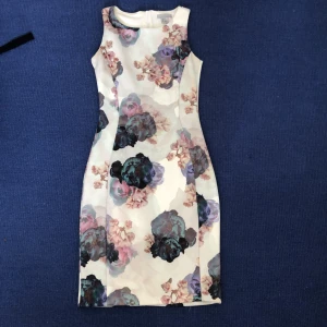 Blommig klänning  - Super bekväm tight blommig klänning från HM köparen står för frakten 💗