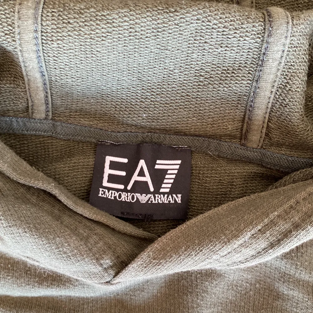 En grön hoodie från EA7. I bra skick. Köparen står för frakt.. Hoodies.