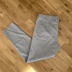 H&M Kostymbyxor  - Storlek 34, sparsamt använda.