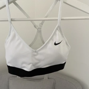Nike Indy sport-bh - Jättefin sport-bh från Nike Dri Fit, i jättebra skick!❤️‍🔥