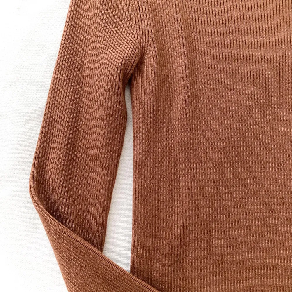 Superfin tröja från Zara i den en perfekta bruna färgen.  Endast använts en gång och säljs pga jag har andra liknande plagg.  Storlek M men passar bra på mig som är en S.. Tröjor & Koftor.
