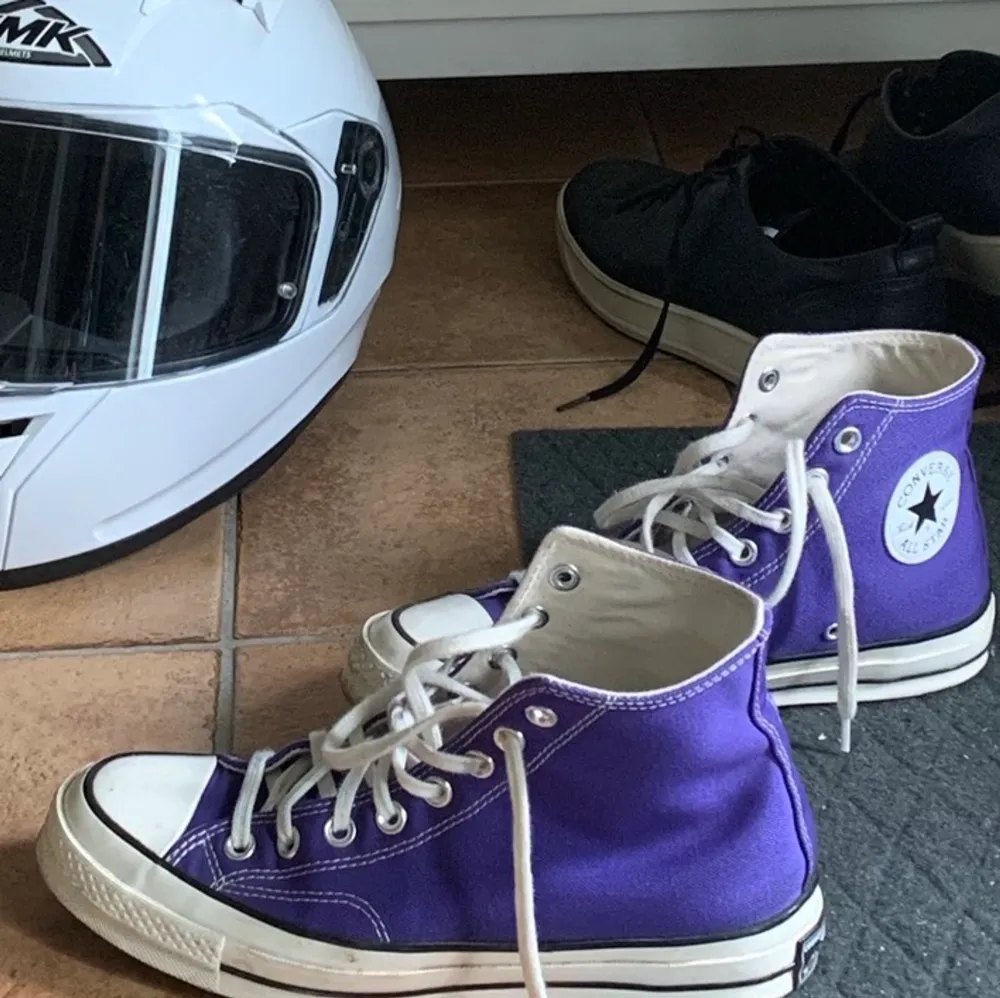 Säljer mina Converse Chuck Taylor 70 i en lila färg, Stolek 40 🫶🏼 Köpta för 995kr, Säljer för 500kr + frakt 📦Priset går absolut att diskutera . Skor.