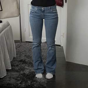 Lågmidjade bootcut jeans från Zara! Super bekväma, stretchiga och snygga. De har använts en gång bara. 
