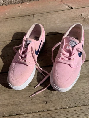 Rosa Nike sko - Säljer ett par Nike zoom air (Stefan janoski) i strl 37,5. Fint skick,  knappt använda. 